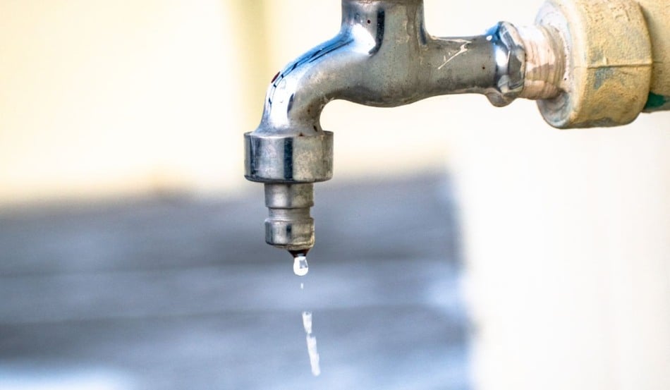 torneira água cesan saneamento